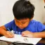 Ilustrasi Anak Kecil Yang Belajar Menulis di Atas Kertas