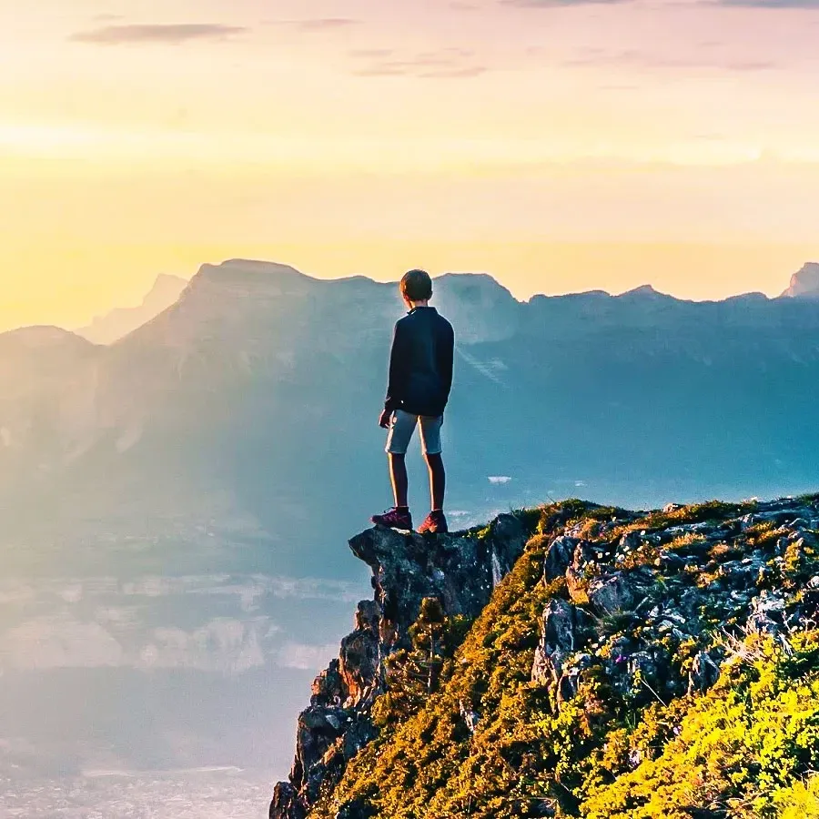 Ilustrasi Pria Sendirian Di Alam