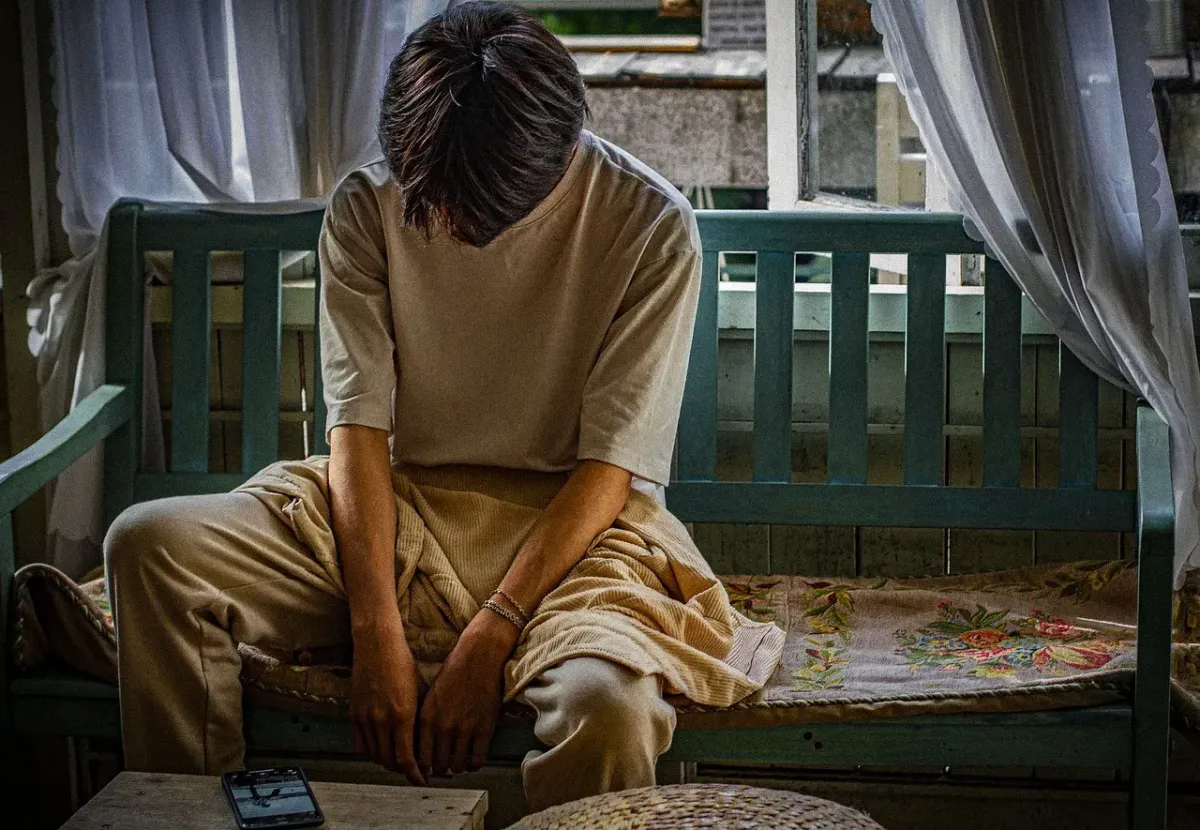 Ilustrasi Anak Laki-laki yang kesepian