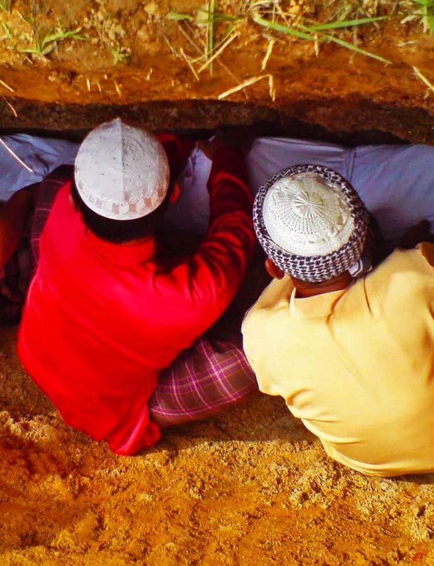 Ilustrasi Pemakaman Jenazah di Liang Kubur