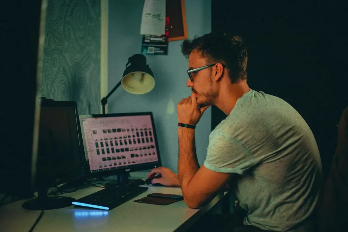 Ilustrasi Pria Yang Tengah Menggunakan Komputer