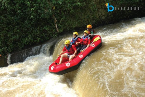 Ilustrasi Kegiatan Rafting di Sungai Kalibaru
