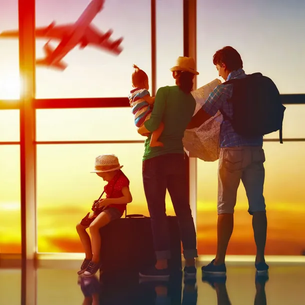 Ilustrasi Anggota Keluarga Yang Bepergian Bersama