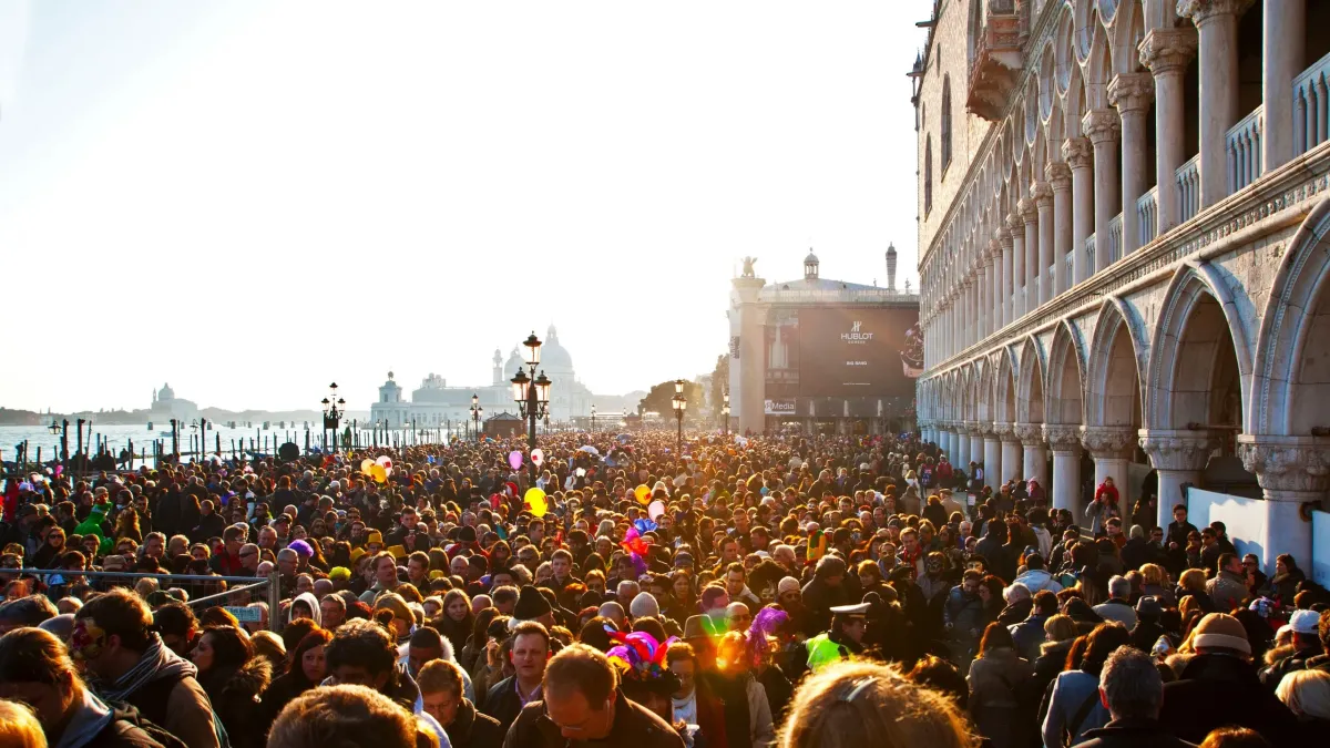 Ilustrasi Para Wisatawan