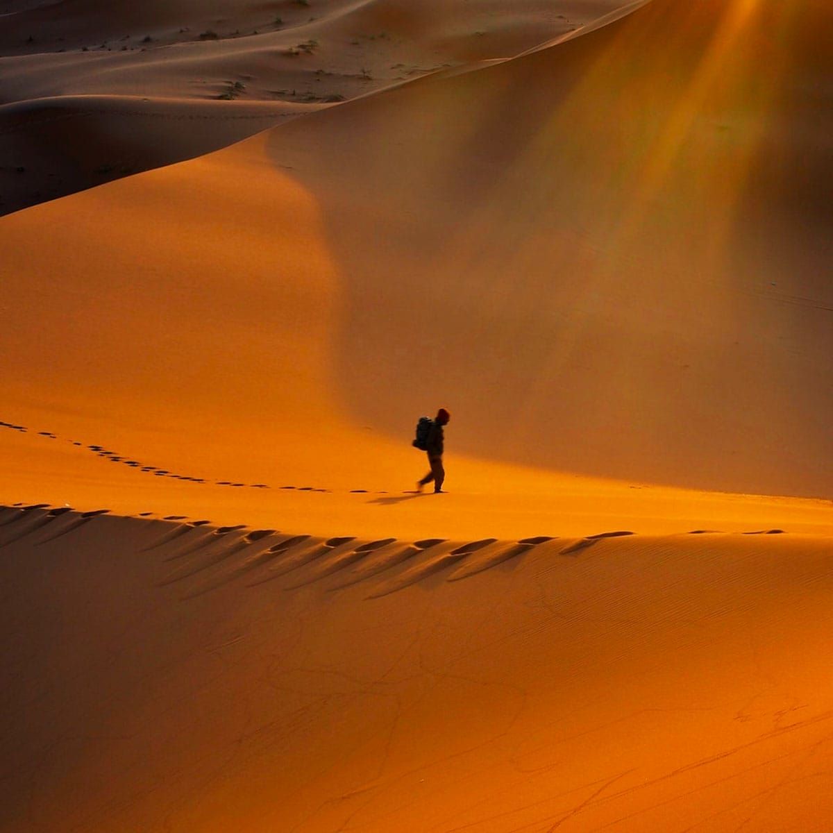 Ilustrasi orang yang berjalan di padang pasir sendirian