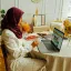 Wanita Berkerudung Menggunakan Laptop