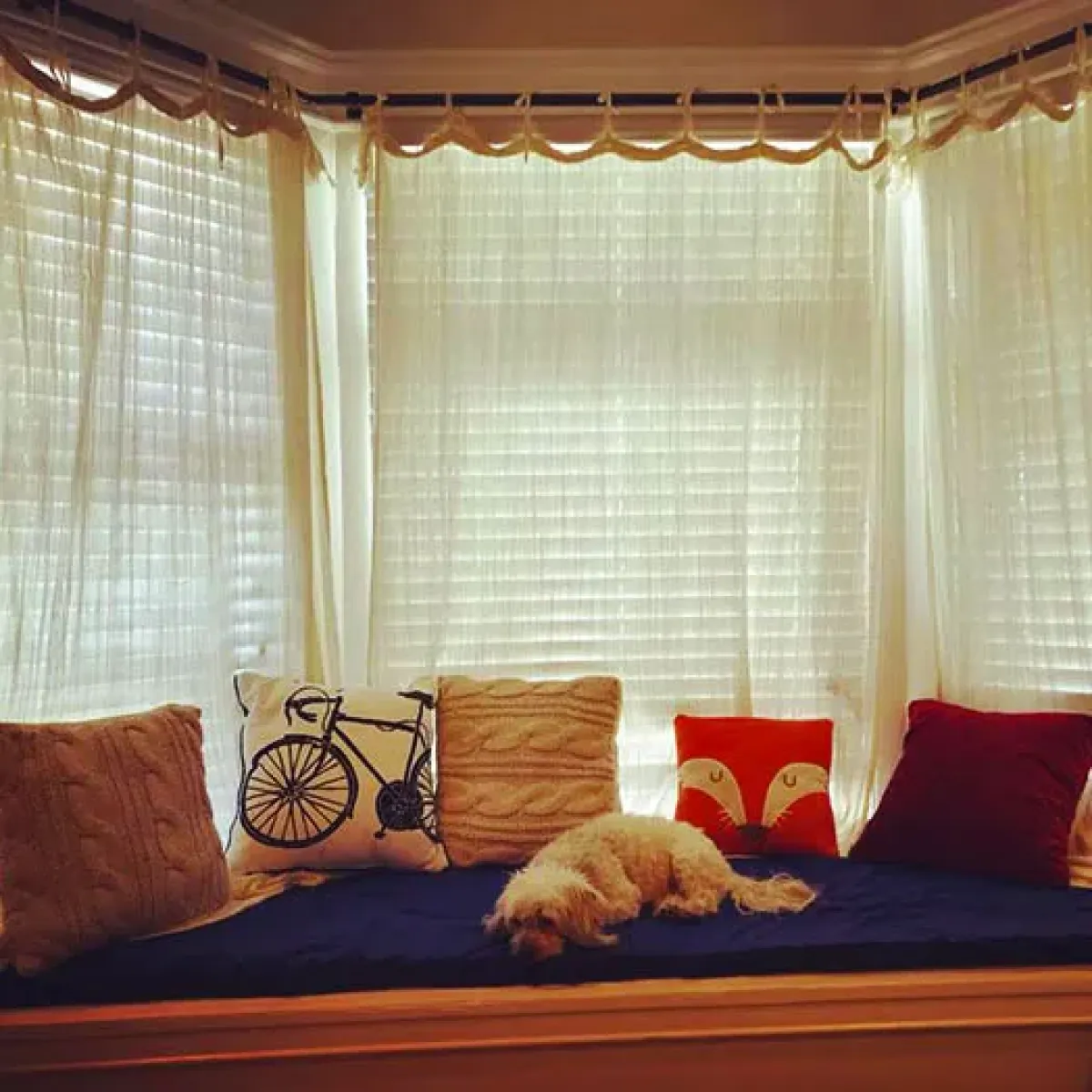 Ilustrasi Kursi Jendela