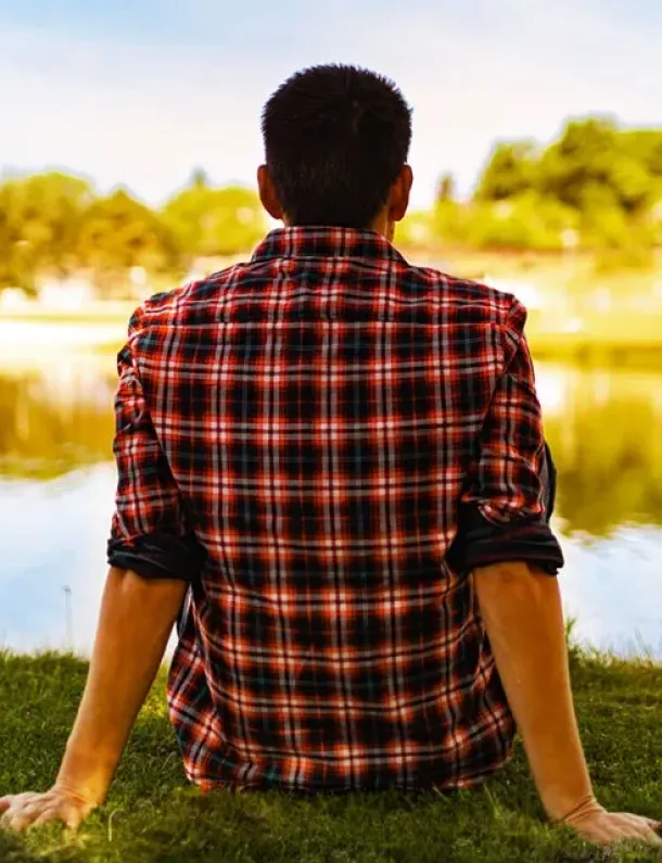 Ilustrasi Orang Yang Duduk Di Tepi Danau