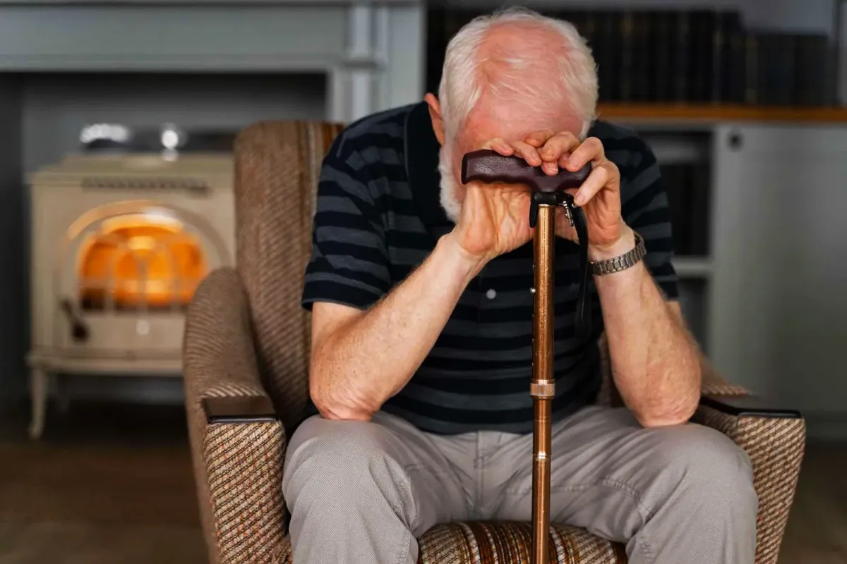 Ilustrasi Lansia Yang Kesepian