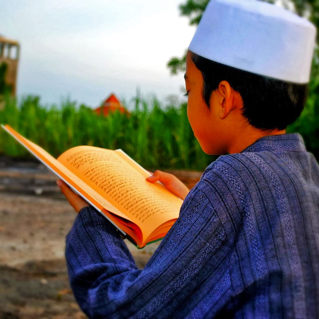 Ilustrasi Santri Sedang Belajar Kitab Kuning. Sumber: islami.co