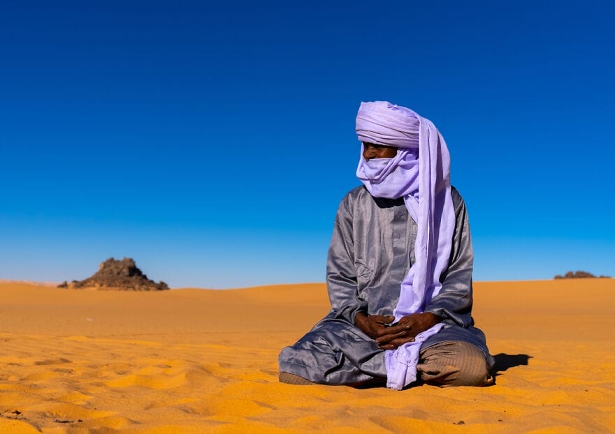 01 tuareg duduk di gurun sahara afrika utara erg admer aljazair