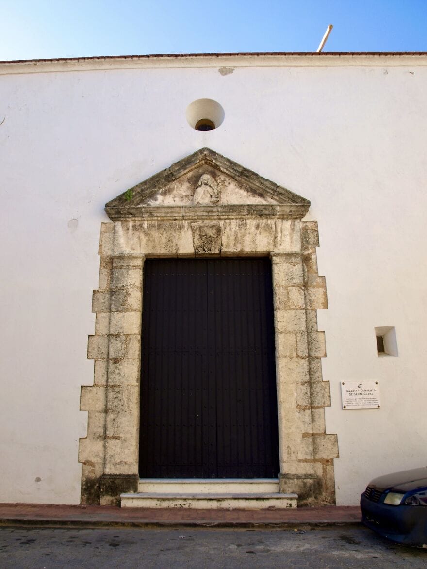 sebuah pintu mengesankan di kolonial ciudad