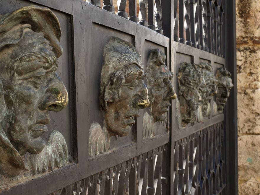 wajah cor logam di gerbang samping ke catedral de santa maria la menor