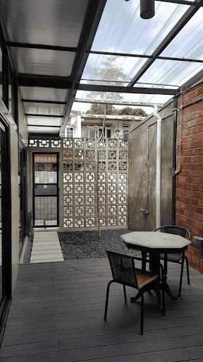 teras rumah dengan konsep industrial