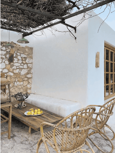 teras rumah dengan nuansa rustic