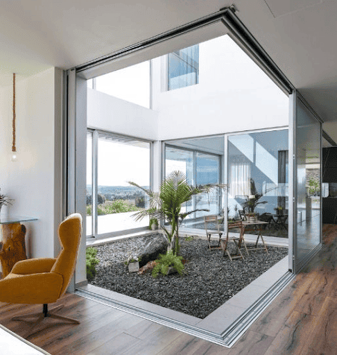 teras rumah modern dengan pintu geser kaca