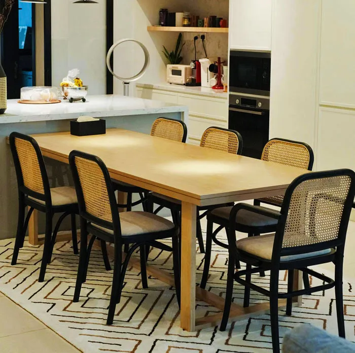 Dapur terang dengan meja makan di dekatnya