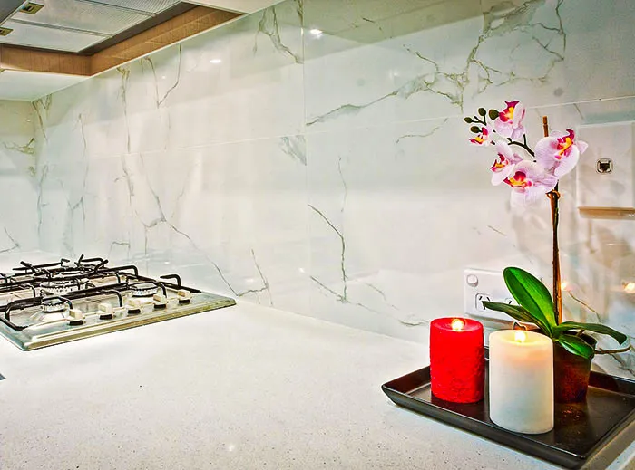 Backsplash Kuartza terang di dapur yang cerah