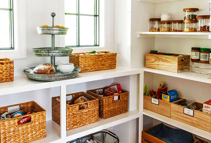 Pantry terang yang terorganisir dengan baik