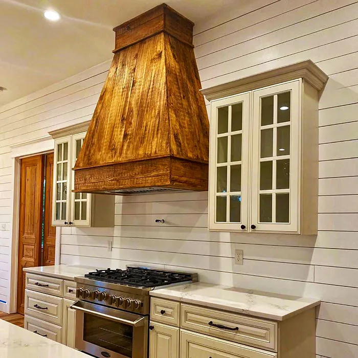 Hoods kayu yang mencolok di dapur kecil