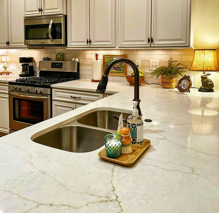 Countertop Kuartza terang di dapur