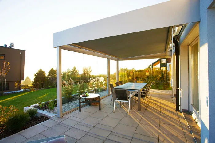 pergola putih tenda di teras