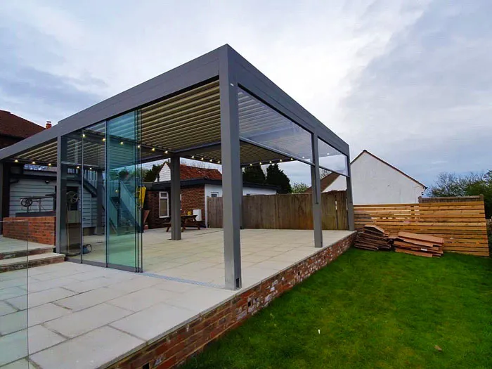 pergola modern dengan dinding kaca dan bingkai logam
