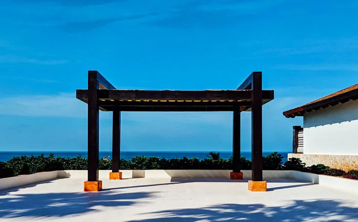 pergola dengan pemandangan laut