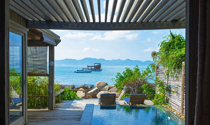 pergola kayu di atas kolam renang