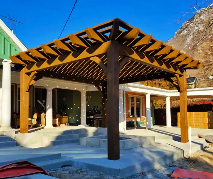 pergola kayu terpasang di teras
