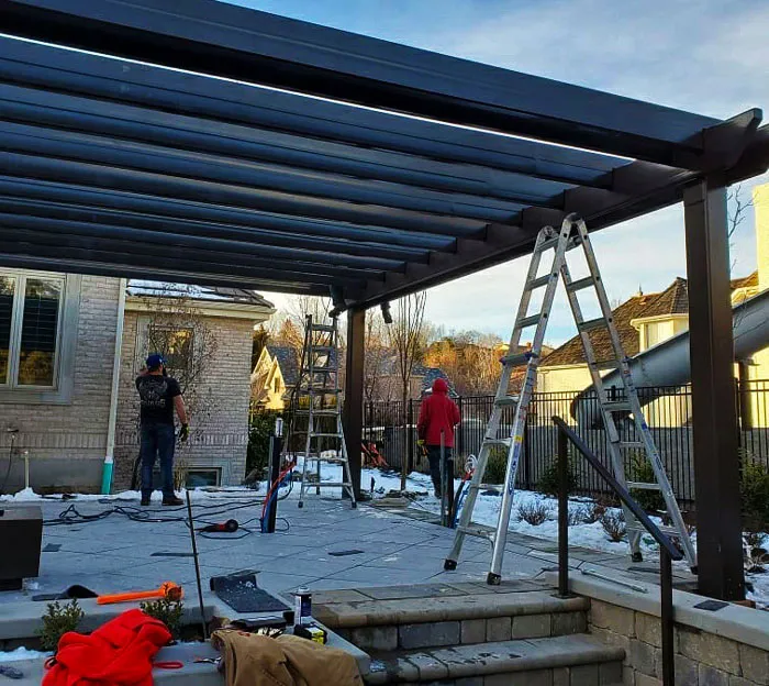 pekerja membangun pergola