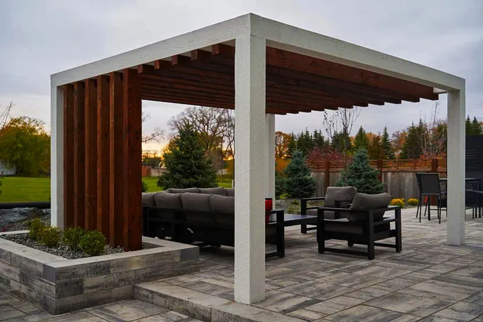 pergola modern di halaman belakang di atas sofa
