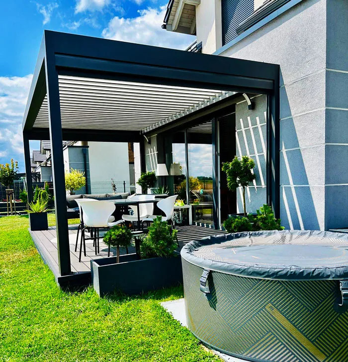 pergola terpasang di atas meja makan
