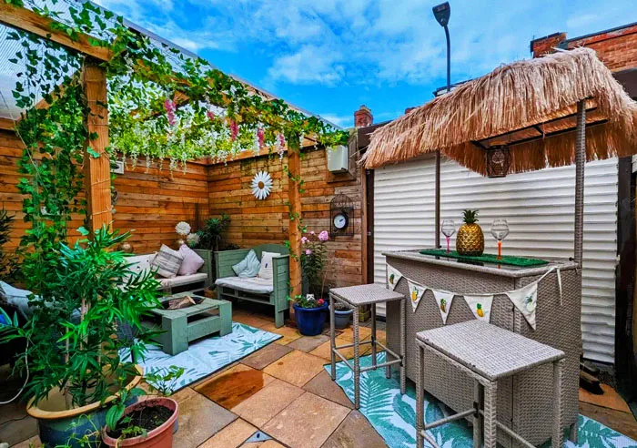 pergola halaman belakang yang dihiasi bunga