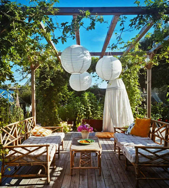 pergola dengan lentera yang tergantung dari atasnya