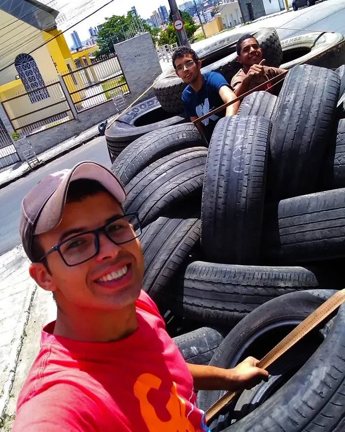 15 Young Brazilian is turning old tires into beds for animals and the environment is grateful 5c5a28310cad3 700