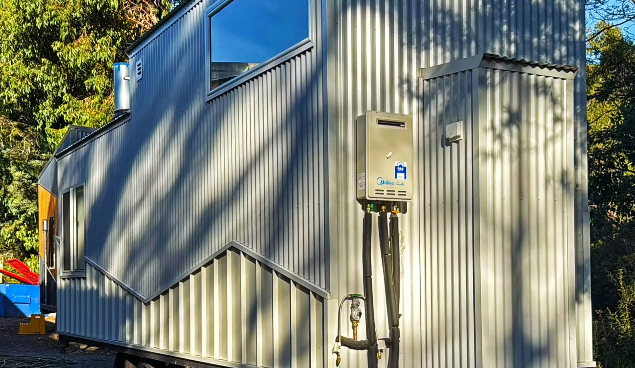 07 the tasmanian little sabi is one of this years most beautiful tiny homes 5