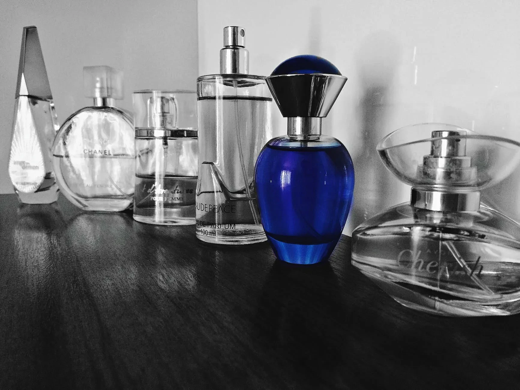 08 Dibalik Keunikan Botol Parfum
