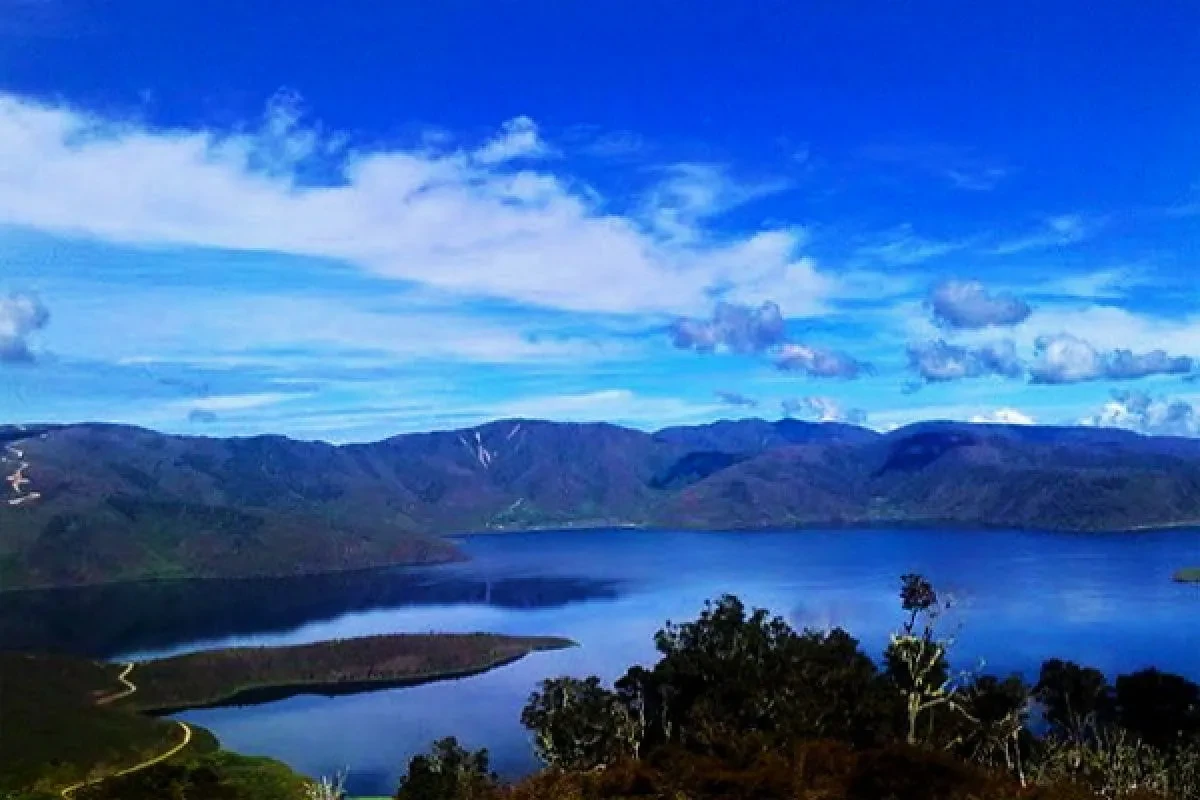 Pegunungan Arfak, Papua Barat—kabut pagi di Danau Anggi
