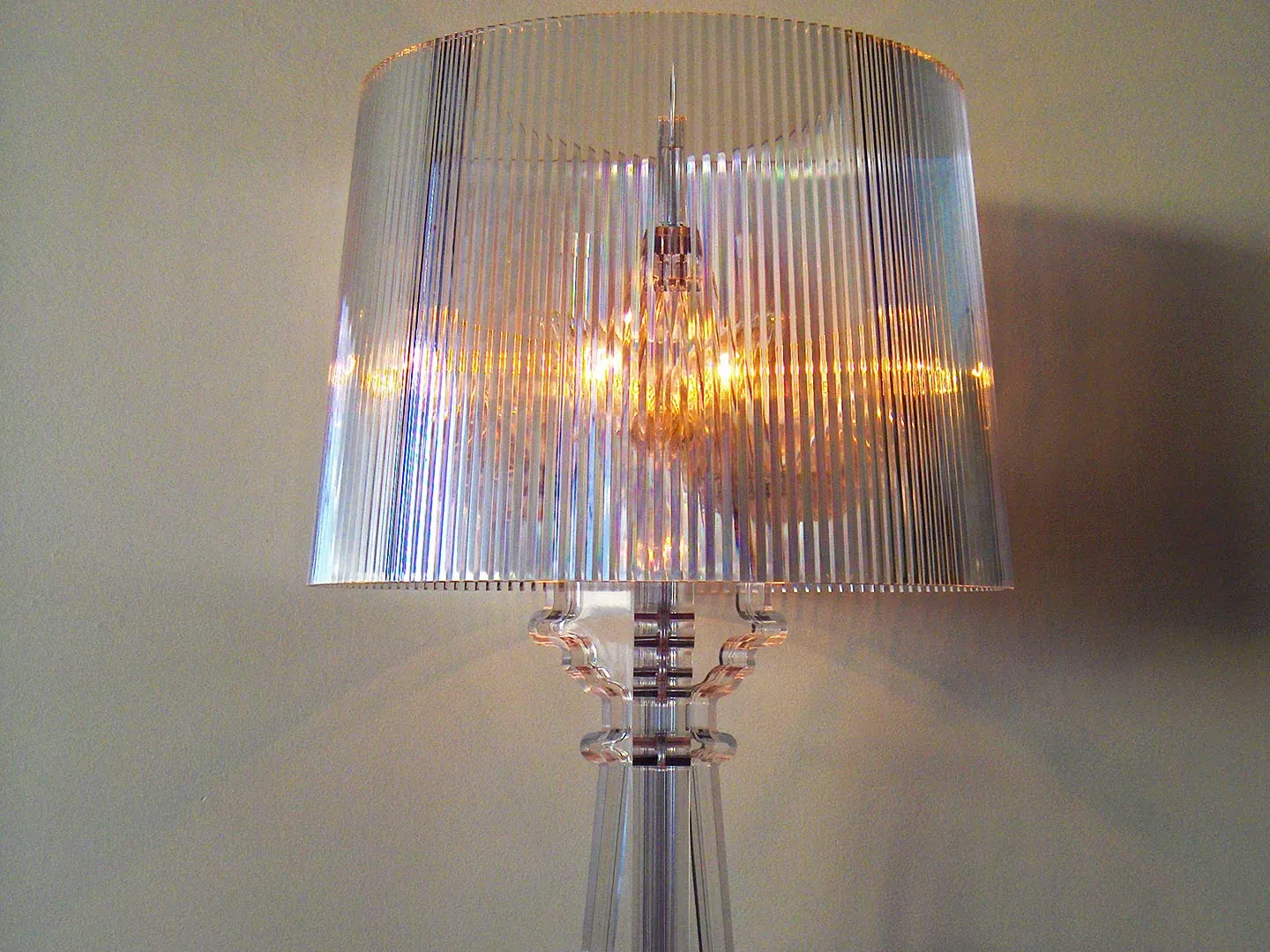 lampu di nakas, tone hangat