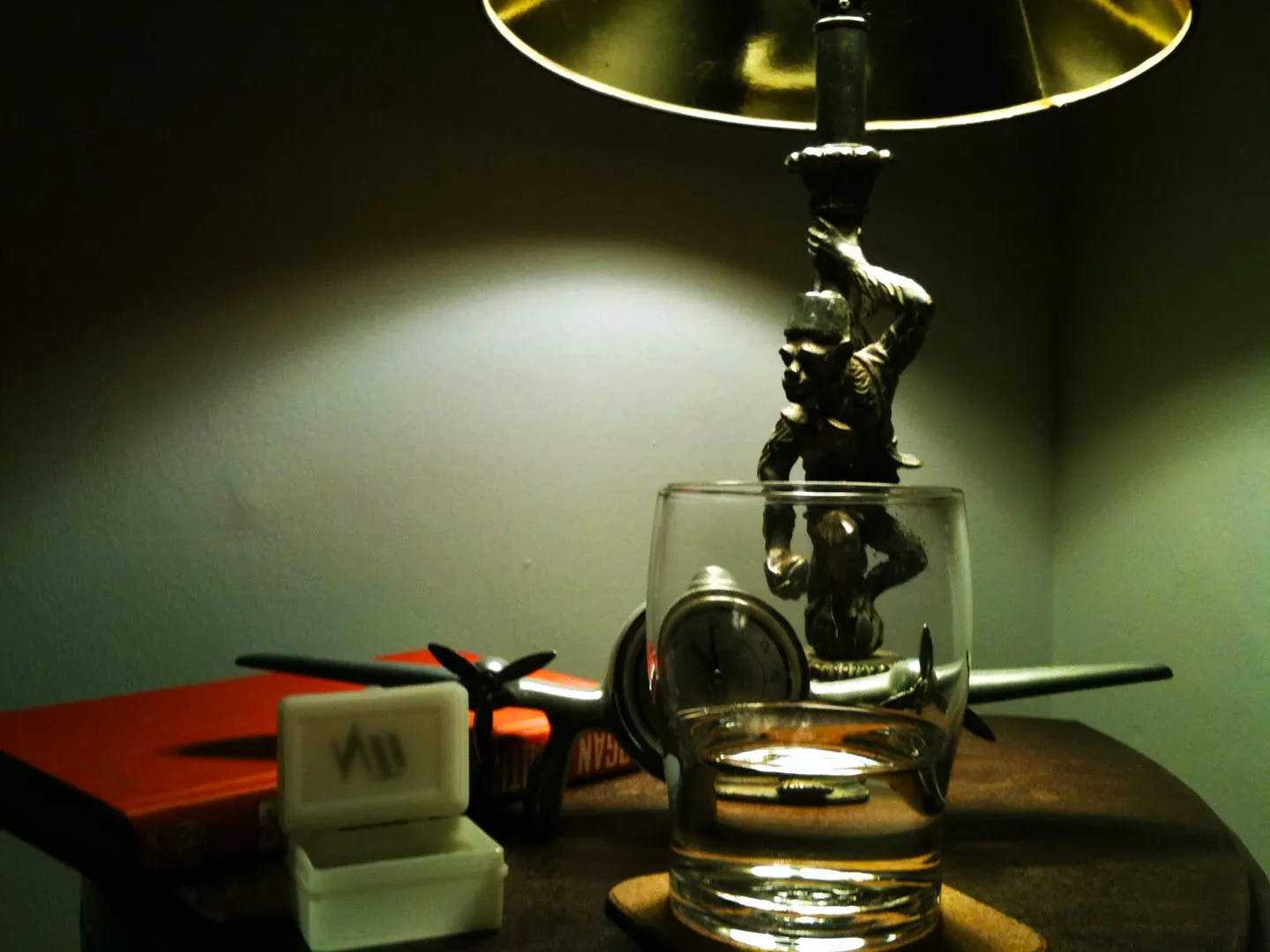 nakas dengan lampu & buku