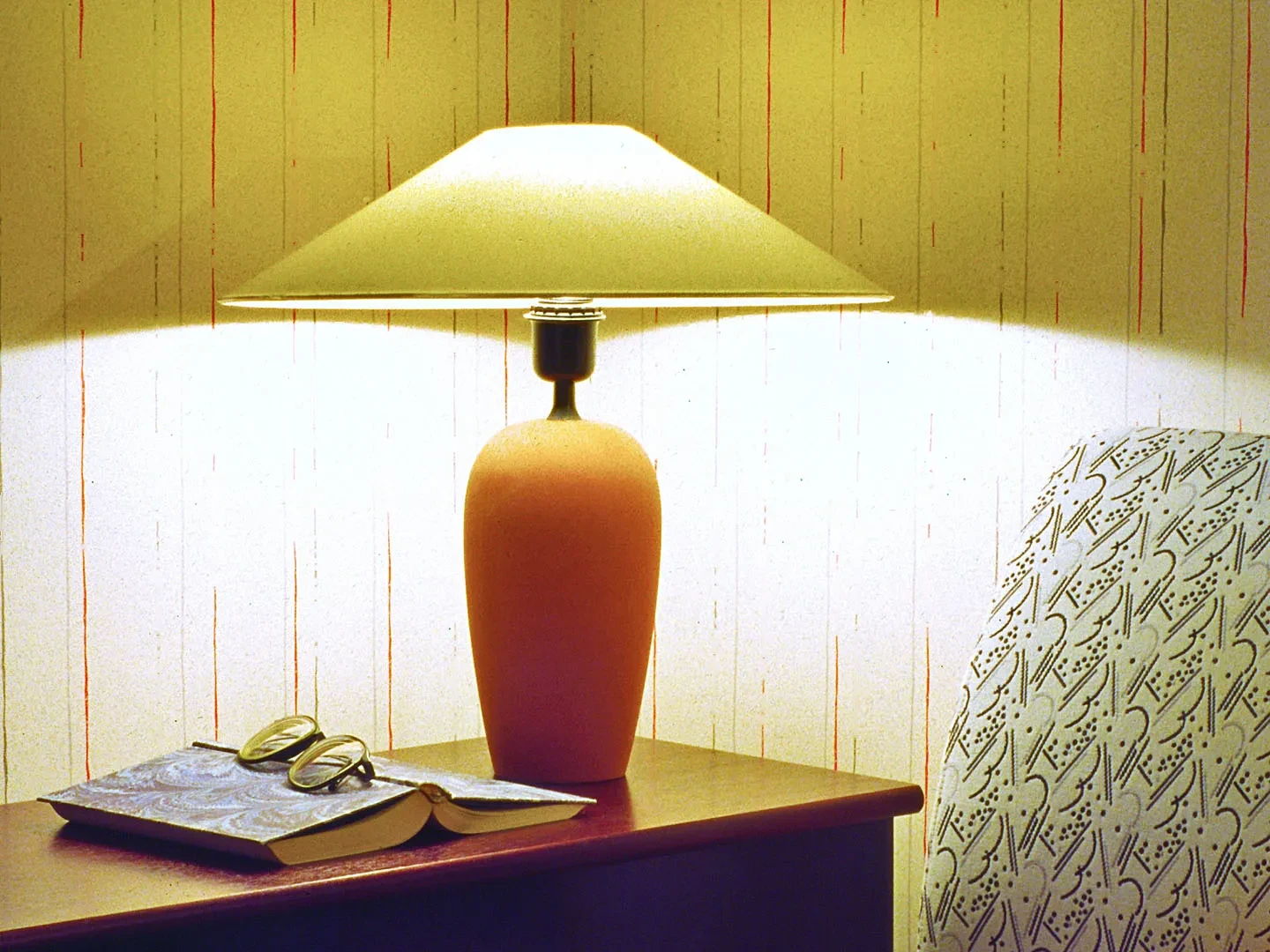 Reading corner dengan lampu & kursi