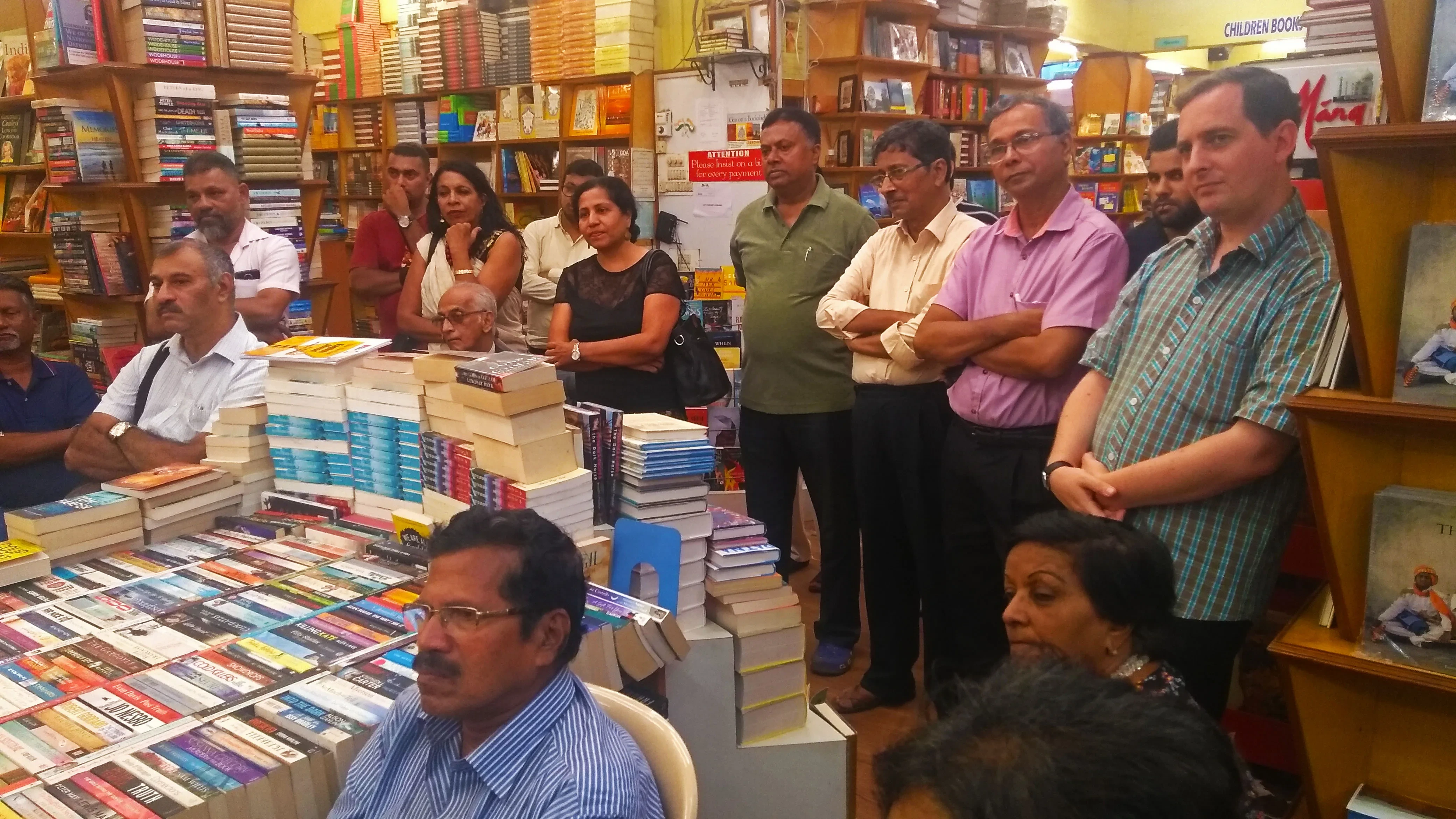 Suasana klub buku—orang-orang duduk melingkar, berdiskusi hangat.