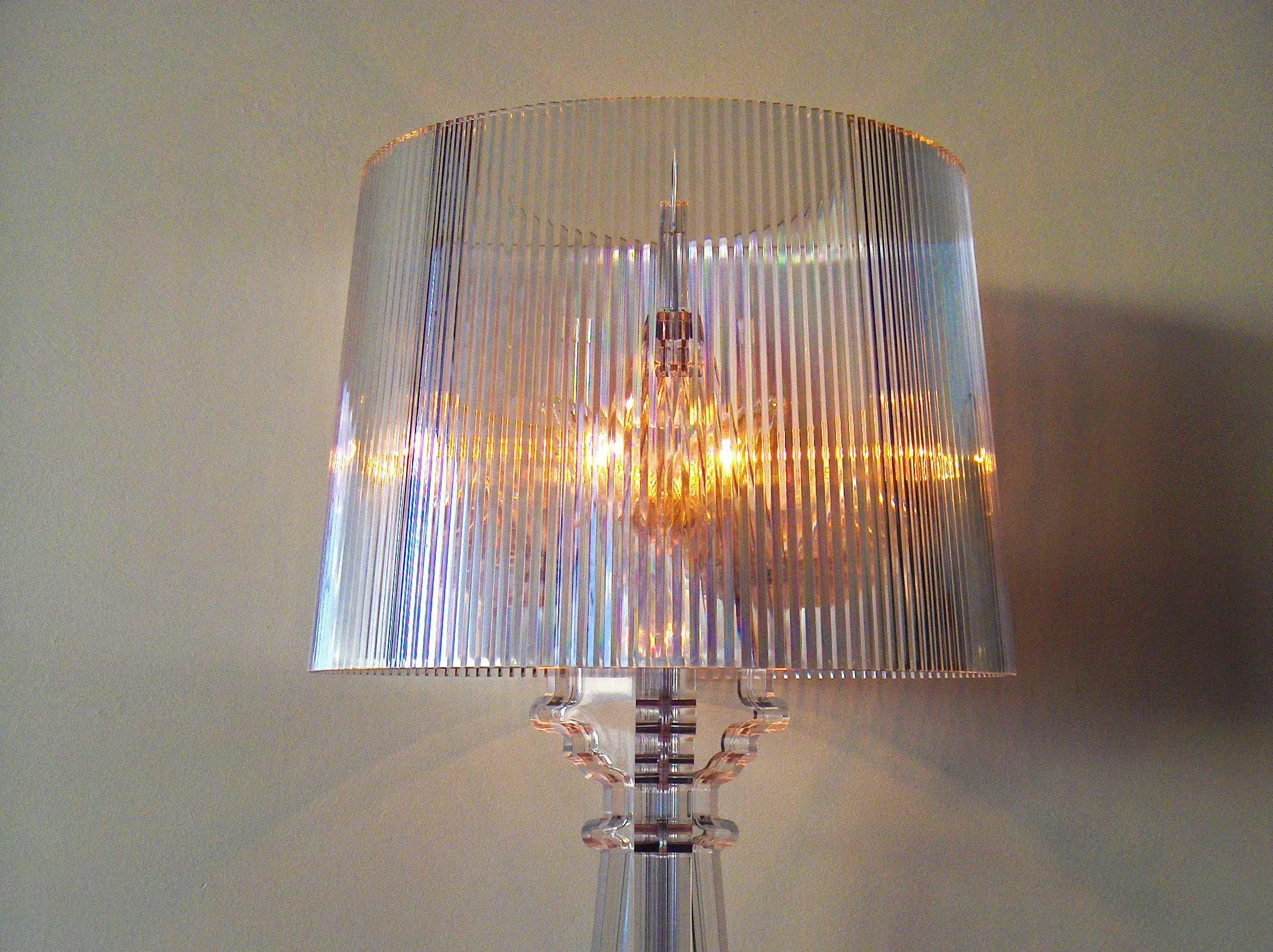 Lampu meja di samping tempat tidur untuk suasana tenang sebelum tidur