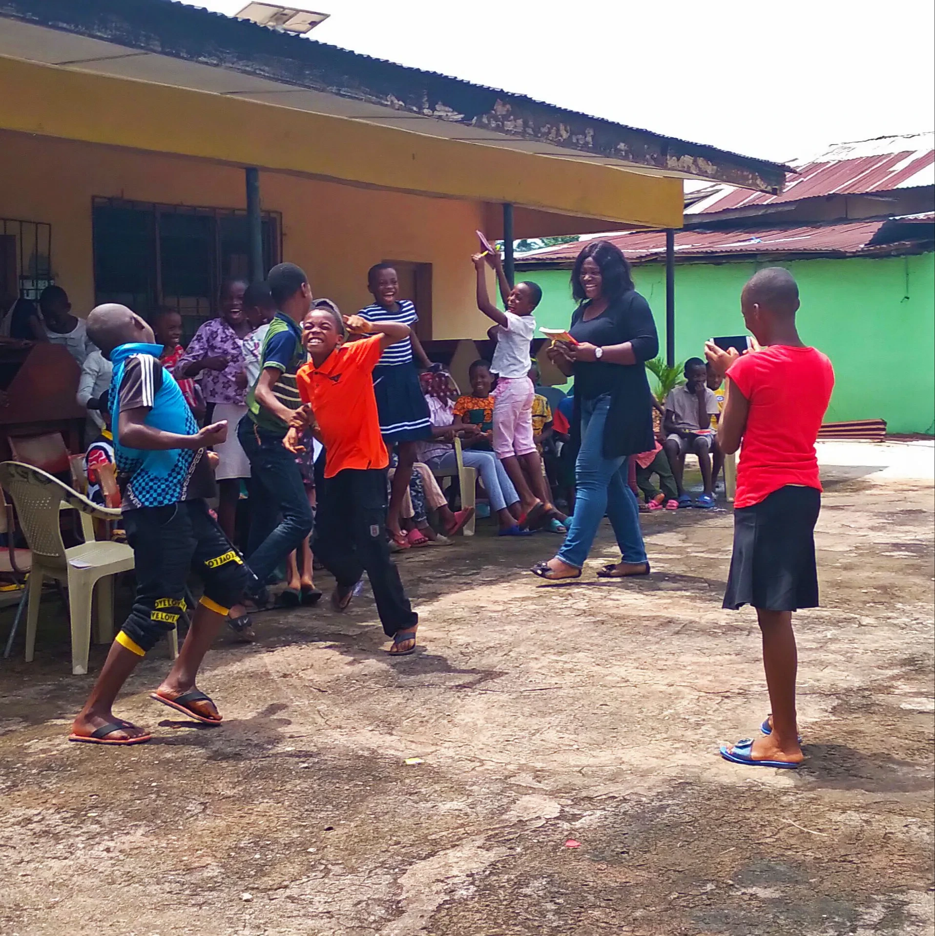 Anak-anak antusias setelah sesi membaca bersama