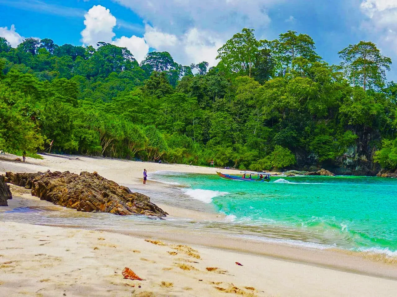 05 Pantai Teluk Hijau Banyuwangi