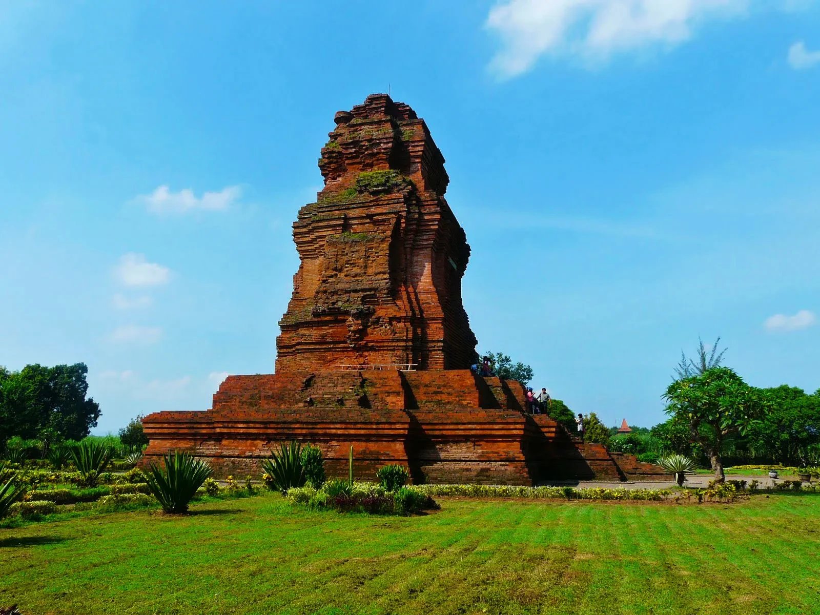 07 candi brahu Trowulan by tasyaa