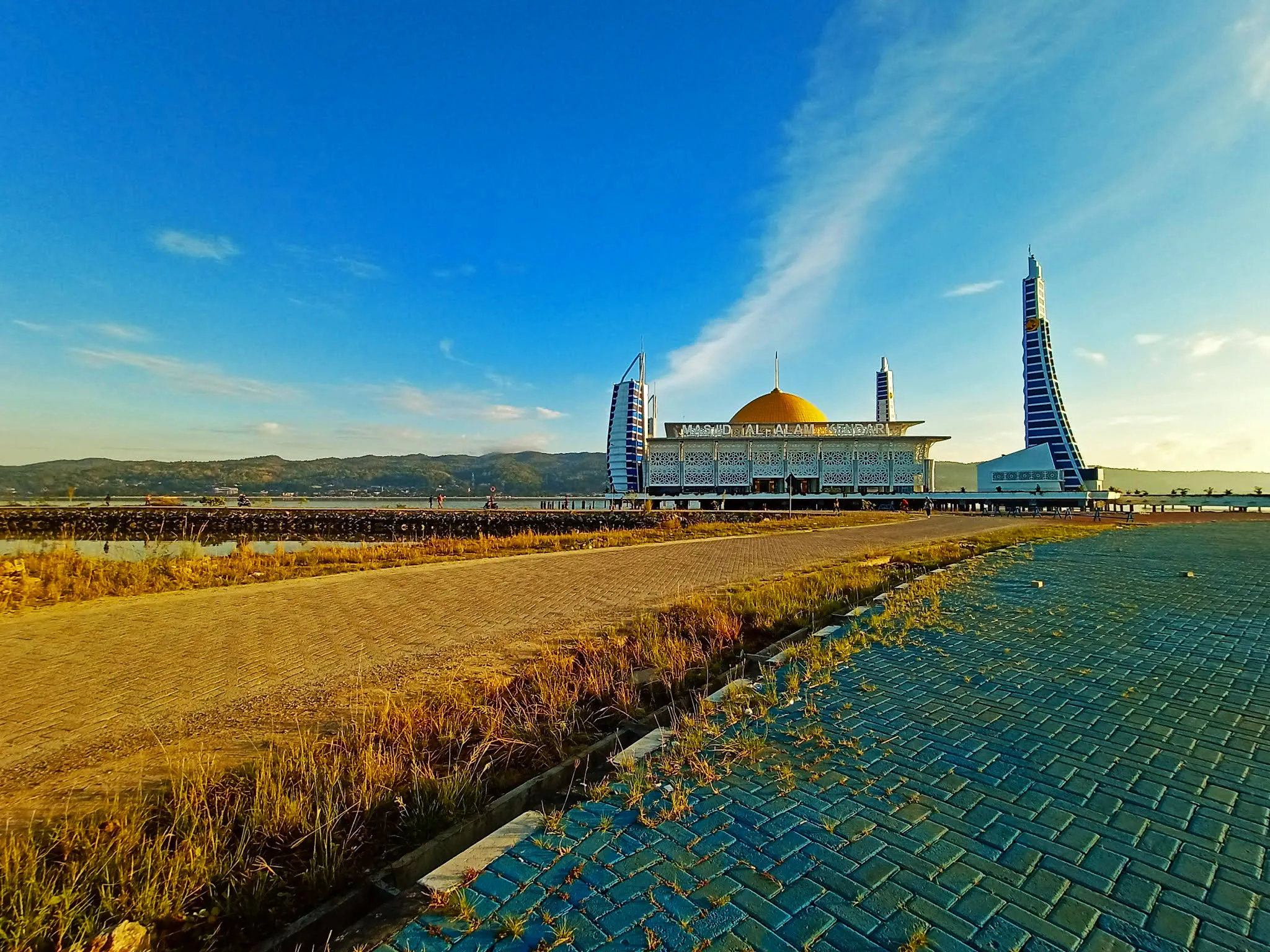 10 masjid al alam kota kendari