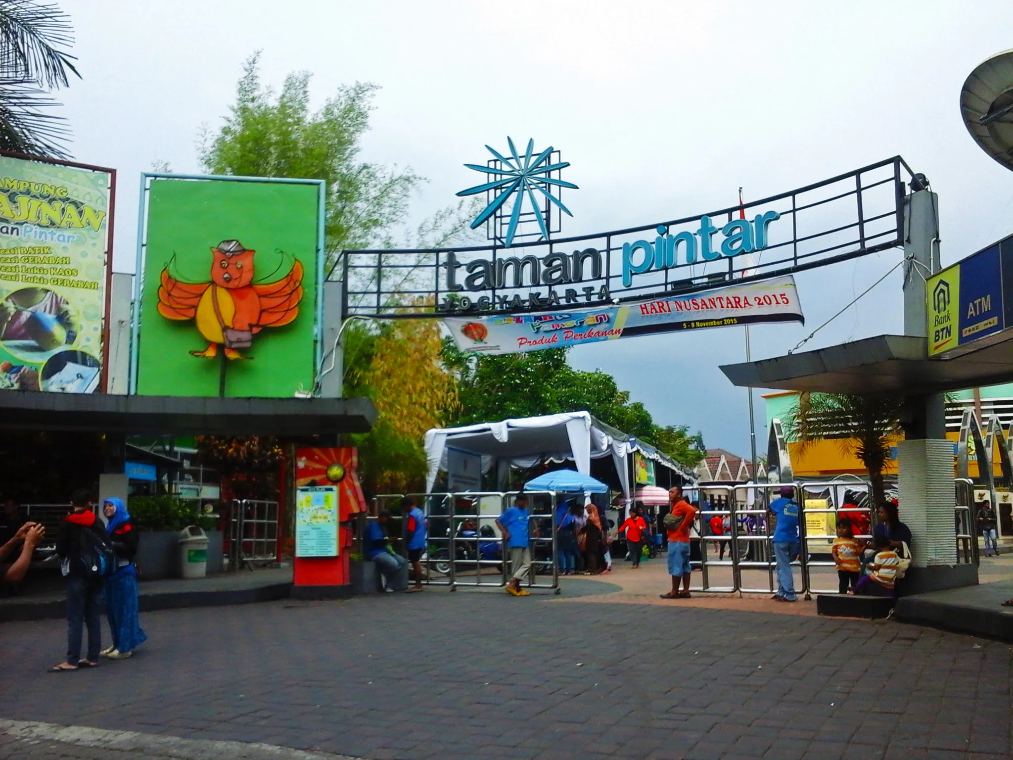 Gerbang utama Taman Pintar Yogyakarta sebagai destinasi eduwisata keluarga