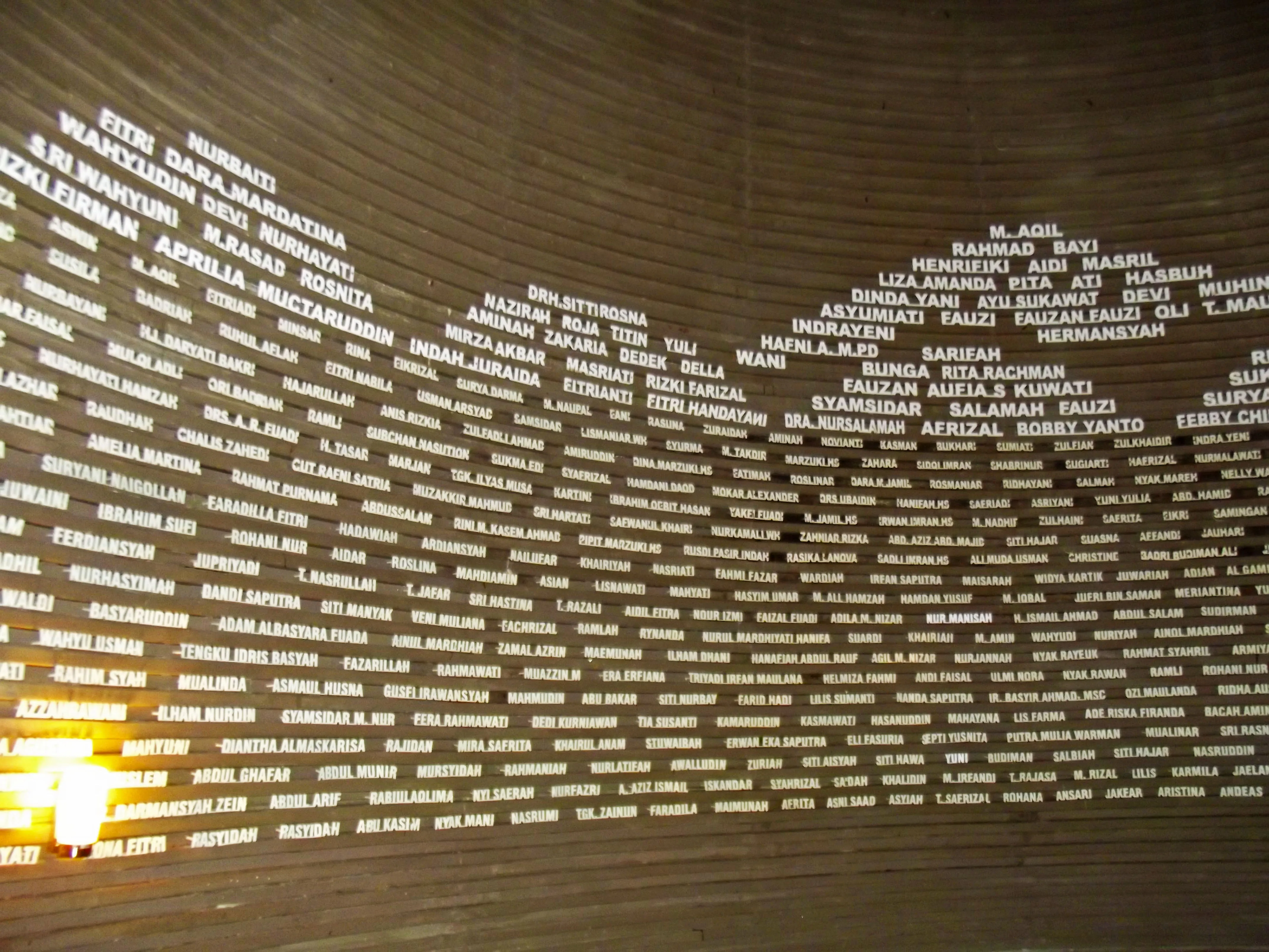 Interior Museum Tsunami Aceh dengan pencahayaan dramatis untuk edukasi kebencanaan